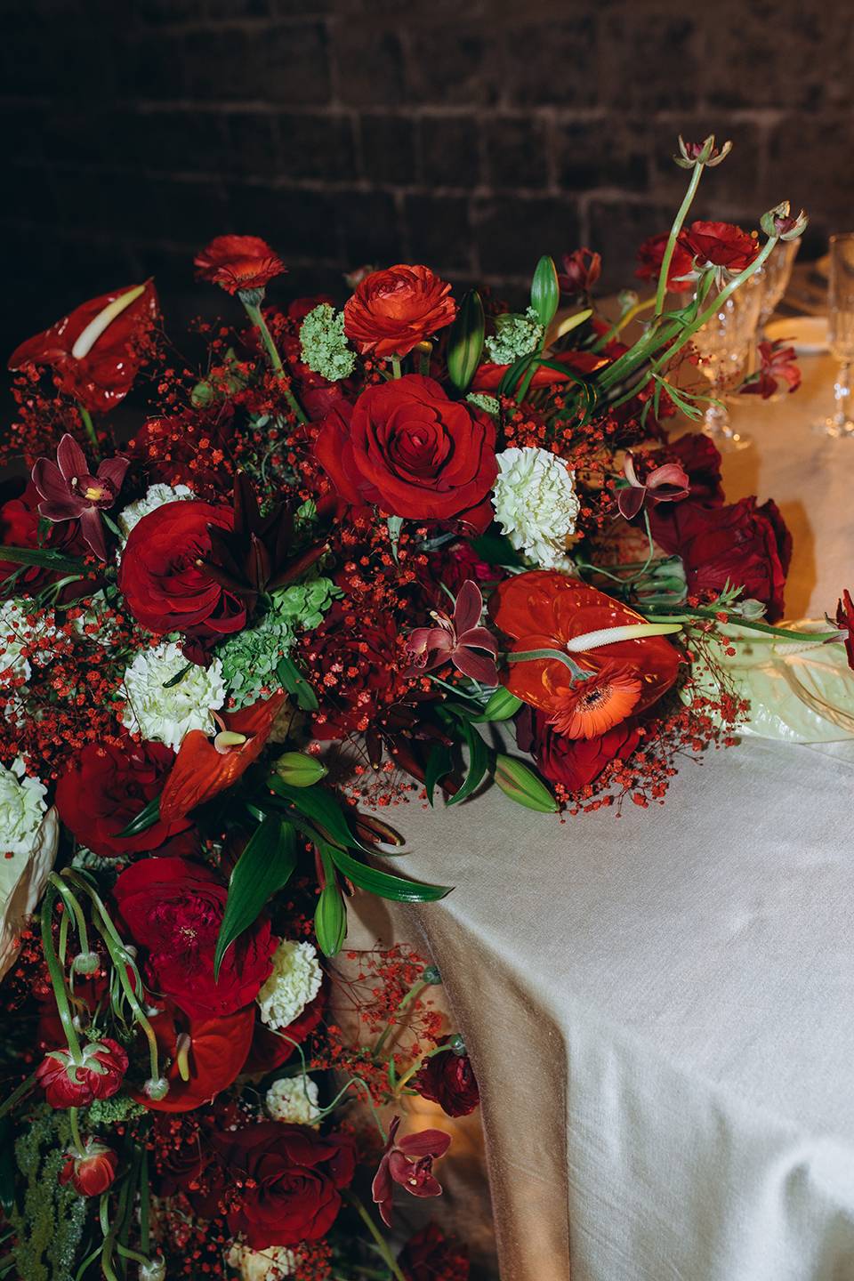 Bouquet de fleurs rouges et blanchess sur une table