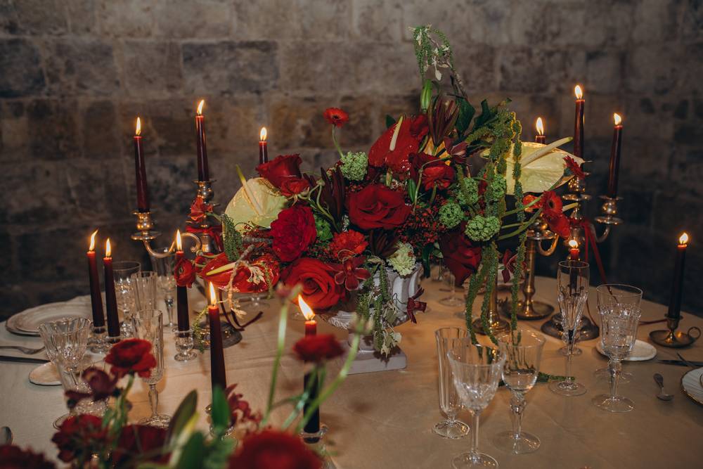 Bouquet de roses sur une table avec des bougies