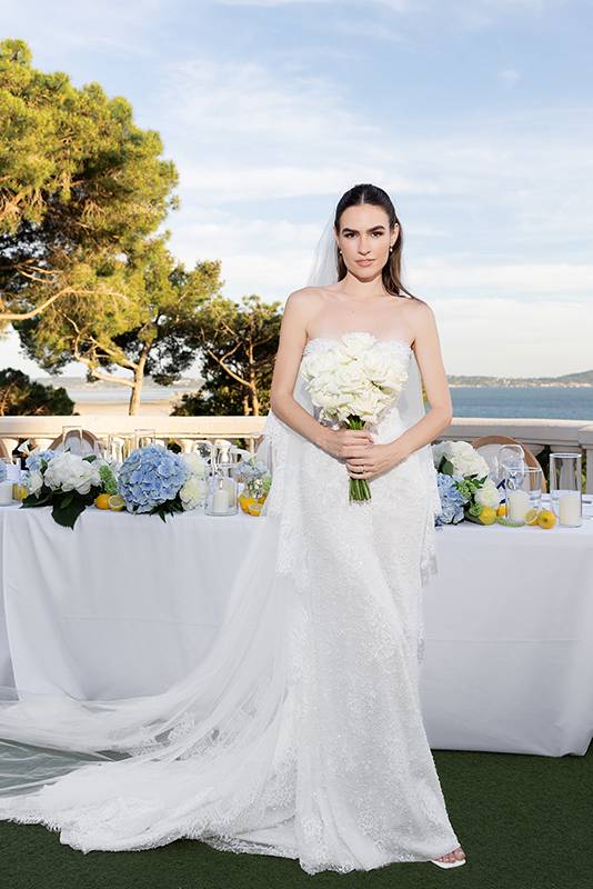 Mariée de face devant une table de banquet